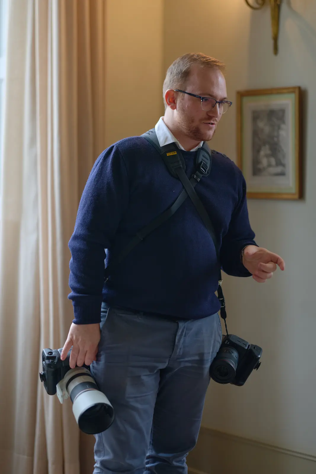 Victor Fernet, deux appareils photo en bandoulière, pendant un mariage