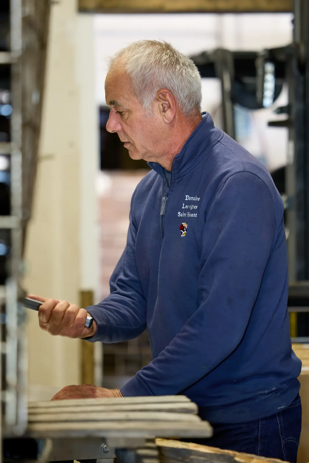 Michel Delhommeau au travail dans son chai, reportage aux Vignes Saint Vincent